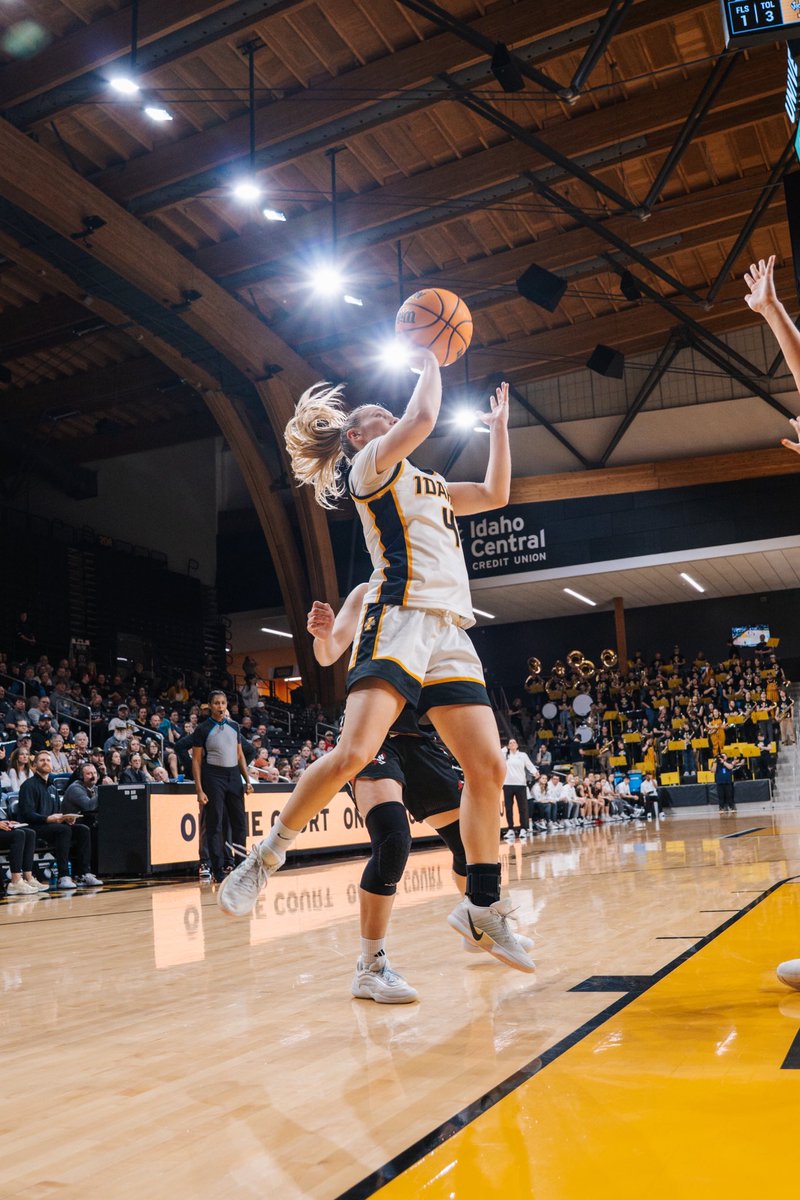 VandalsWBB's tweet photo. Hope Hassmann dropped 20 points 𝙄𝙉 𝙏𝙃𝙀 𝙁𝙊𝙐𝙍𝙏𝙃 𝙌𝙐𝘼𝙍𝙏𝙀𝙍 𝘼𝙇𝙊𝙉𝙀 last night 🤯🤯🤯 https://t.co/27lKO4sLpY