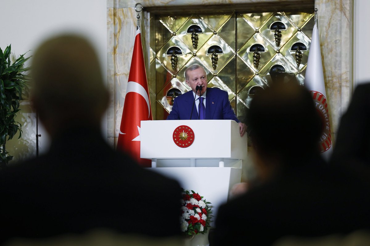 Cumhurbaşkanı Erdoğan: "Füzeler havada uçuşurken 86 milyonun tek bir ferdinin kılına zarar gelmemesi için dikkatli fakat haksızlıklar karşısında da dirayetli olmaya devam edeceğiz"