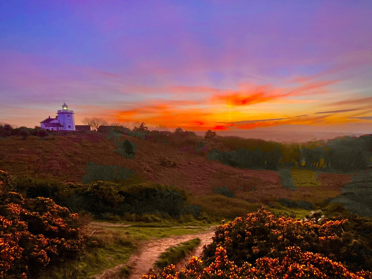 TractorWalking's tweet image. Sunset rays over Cromer lighthouse this evening… @WeatherAisling @ChrisPage90 @StormHour @metoffice #loveukweather #Cromer #Norfolk