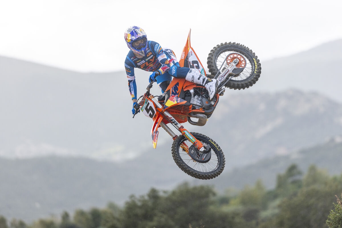 mxgp's tweet photo. LET THE BATTLE OF THE AGES COMMENCE IN ARGENTINA! ⚔️

At last – it’s here!  The long-anticipated first round of the 2026 FIM Motocross World Championships takes place this weekend as the YPF Infinia MXGP of Argentina hits the new venue of the Bariloche MX Race Track! 🇦🇷

The line-up for the MXGP class is simply breath-taking in 2026.  To summarise, there are eight World Champions with 18 titles between them. 15 of the riders have got Grand Prix winner’s trophies in their cabinets, with a total of 317 victories to their names – enough for nearly 16 full seasons of GP wins! [...]

Read the season opener preview on https://t.co/70KSv05Tjz 👇
https://t.co/vrR2rwBzRk

#MXGPArgentina #MXGP #MX #Motocross #Motorsport