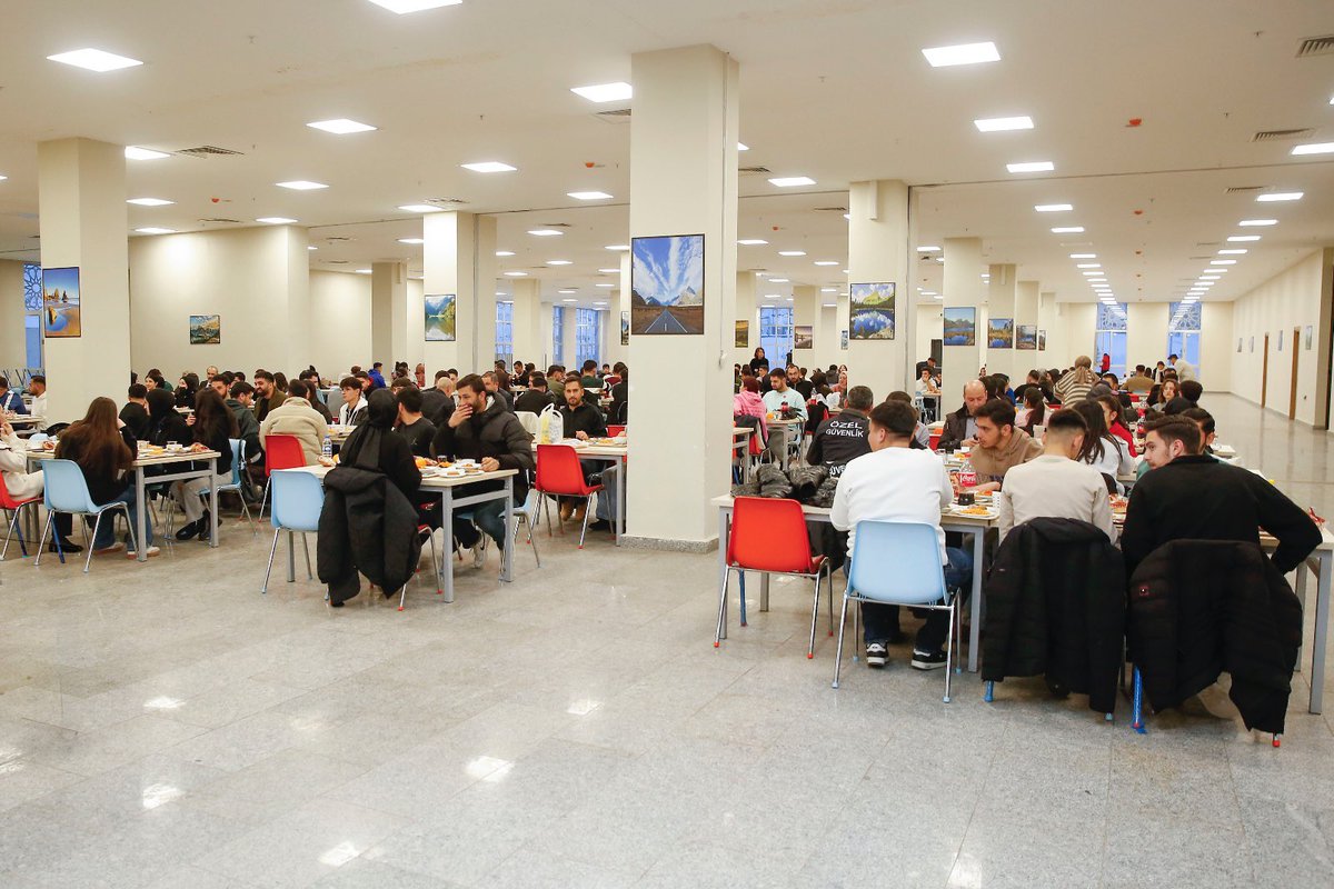 Bayburt Üniversitesi Kalkındırma Vakfımızın Ramazan boyunca sunduğu ücretsiz iftar yemeğinde bugün Rektör Yardımcılarımız ve üst yönetimimizle birlikte öğrencilerimizle aynı sofrayı paylaştık. Bu bereketli buluşmaya vesile olan vakfımıza teşekkür ediyor, bu güzel atmosferin daim