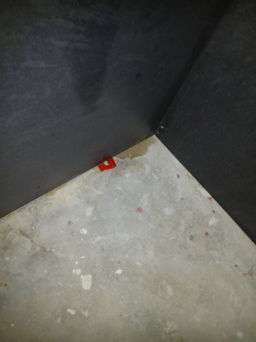 Merano_may's tweet photo. Hoe krijg je dat vastgeklemde dingetje weg wat de bouwvakkers hadden moeten verwijden.
Kut#keukenrenovatie #woonconcept
Dit alles had al 3 weken geleden klaar moeten zijn. Had gekund. Als iemand mijn laminaat niet had verkloot.
As vrijdag nieuwe vloer. https://t.co/ZdlJQS5hC8