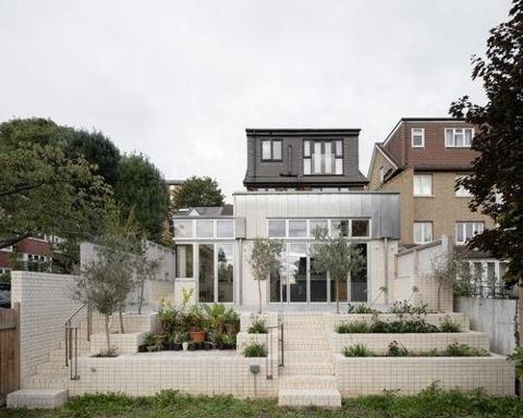 In expands the living space, but also includes a greenhouse, potting shed, and terraced garden. tinybfs.com/t/RW2uO5