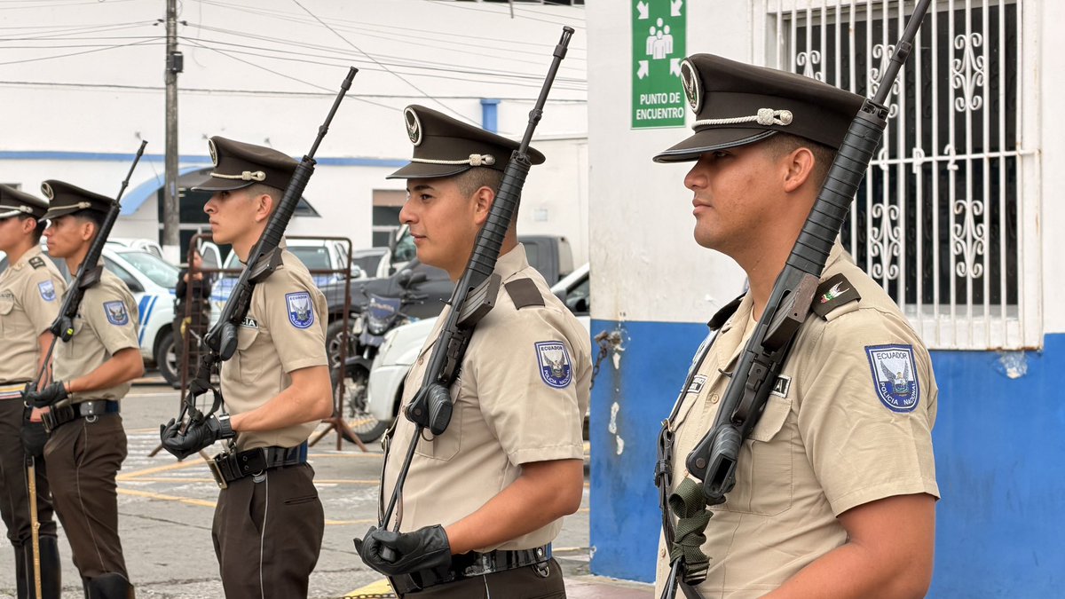 MinGobiernoEc's tweet photo. Esta dotación fortalece la capacidad operativa y la protección de nuestros servidores policiales, permitiéndoles cumplir su misión con mayor eficacia. Así consolidamos la presencia del Gobierno en territorio y reforzamos la respuesta firme y frontal contra el crimen organizado. https://t.co/zzESRv34jh