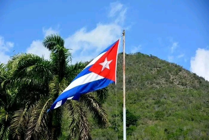 "Con la fe de las almas austeras,
hoy sostengo con honda energía,
que no deben flotar dos banderas
donde basta con una: ¡la mía!" 
                                            Bonifacio Byrne 
#Cuba
#PinardelRío