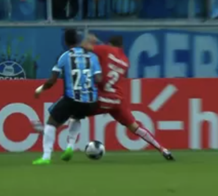 danielfoscarini's tweet photo. @LucasCollar quando o simon acabou o jogo antes da hora tava tudo certo.

quando o daronco não expulsou o william tava tudo certo.

quando o daronco não deu essa falta no joão pedro tava tudo certo.

quando o daronco não marcou esse pênalti no andré henrique tava tudo certo. https://t.co/A4BwDqoyvA