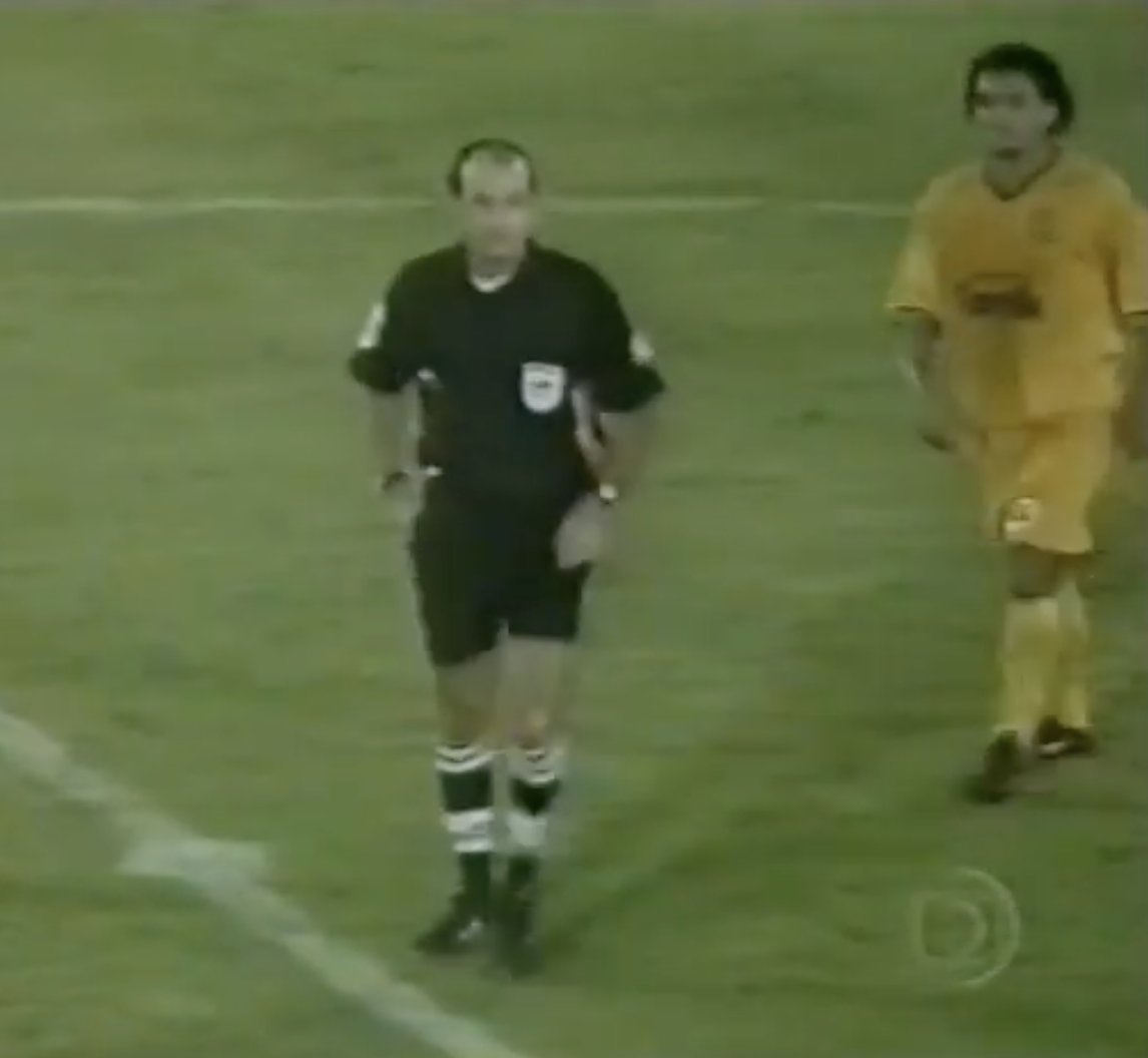 danielfoscarini's tweet photo. @LucasCollar quando o simon acabou o jogo antes da hora tava tudo certo.

quando o daronco não expulsou o william tava tudo certo.

quando o daronco não deu essa falta no joão pedro tava tudo certo.

quando o daronco não marcou esse pênalti no andré henrique tava tudo certo. https://t.co/A4BwDqoyvA
