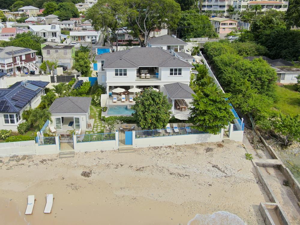 Introducing Kaiso, a luxury 4-bedroom beachfront villa in Barbados! Enjoy a private pool &amp; fitness room. Perfect for beach lovers with a reef for snorkeling! Plus, nearby dining at The Cliff &amp; QP Bistro. 
Explore today! 👉 bit.ly/3NQdOyM 
#Barbados #LuxuryVilla