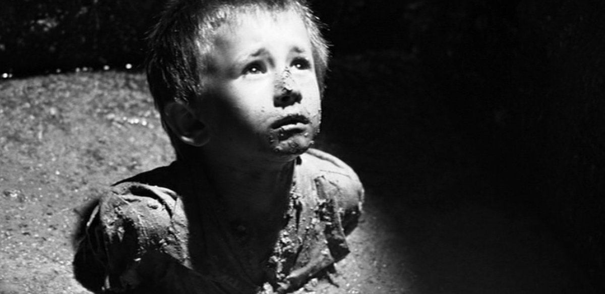 La liste de Schindler, film sur la déportation en première lecture est aussi un film sur le trafic d'enfants. Je l'explique dans mes deux vidéos consacrées au cinéma de Spielberg. Ce juif sioniste pointé du doigt (sans preuves jusqu'ici) comme un des plus grands pédocriminels