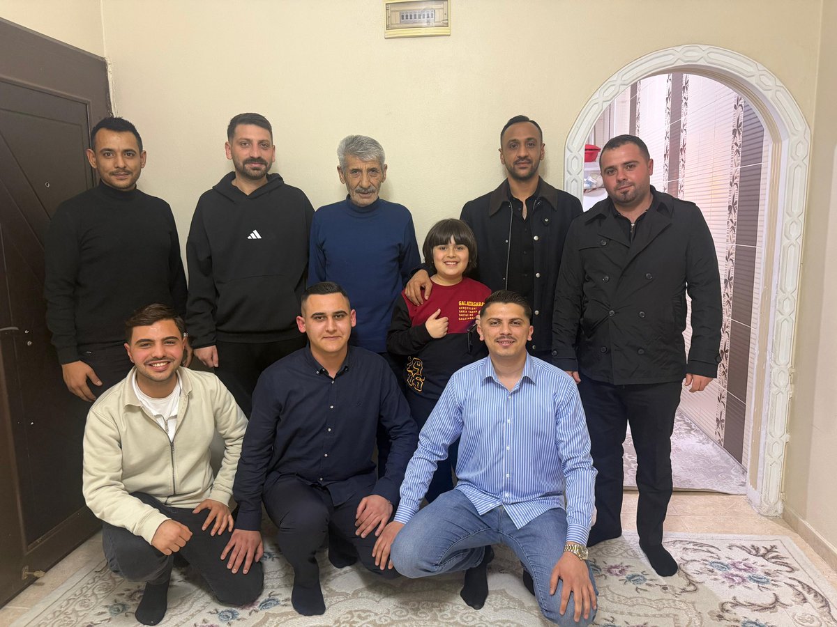 📍Dağlıoğlu Mahallesi

Meclis Üyemiz Lütfi Gülter ile Gençlik Kollarında birlikte yol yürüdüğümüz Enescan Çakar kardeşimizin şehit ağabeyi Halil Çakar’ın hanesine konuk olduk.

Şehidimizin bizlere emaneti olan kıymetli evladı Efe’ye hediyesini takdim ettik, dualarla aziz