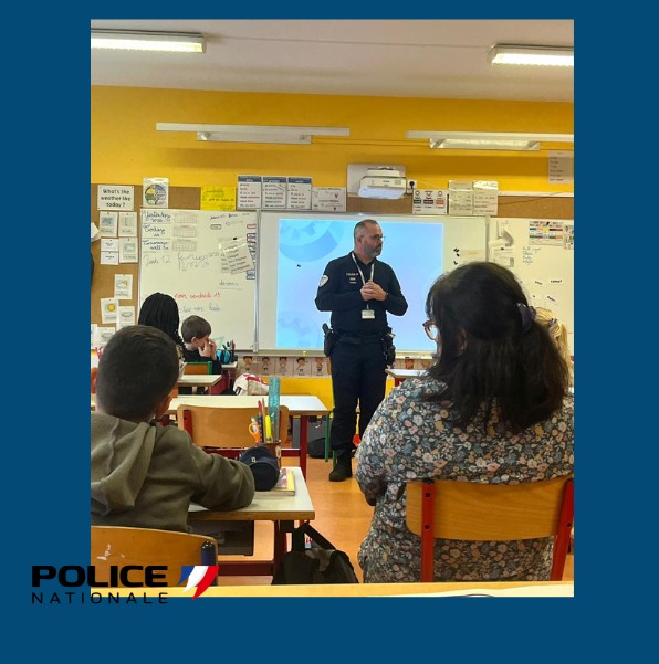 PoliceNat_22's tweet photo. #Harcèlement
Suite à une situation de harcèlement scolaire, une intervention éducative a été menée dans une classe de CE2/CM1 avec un agent de prévention de la @PoliceNationale.
Objectif : rappeler le cadre, responsabiliser et favoriser la parole.
#Responsabilisation https://t.co/fO3zj0nkAN