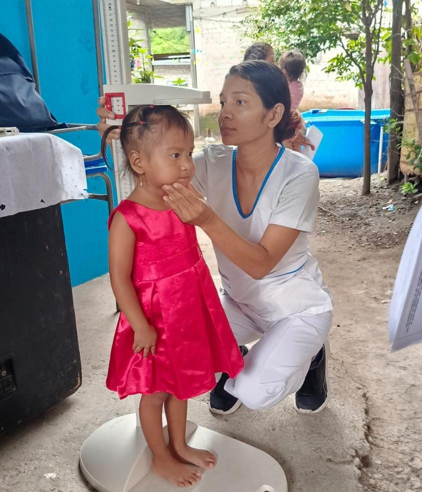 Salud_Guayas's tweet photo. El personal del #Distrito09D08 visitó a los niños y niñas del recinto #Cerecita, para realizar control de niño sano 👶🩺.
Se brindó atención integral con toma de medidas antropométricas, control de hemoglobina, vacunación y valoración odontológica.
#MSPEnTerritorio https://t.co/9UB5aRIONw