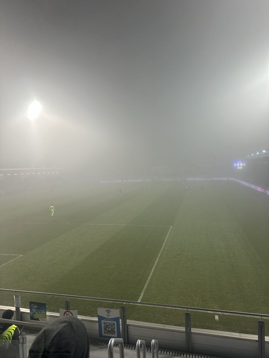 Jedni hrajou na poli, druzí v podmínkách, kdy od jedné branky není vidět na druhou… jsou to regulérní podmínky?