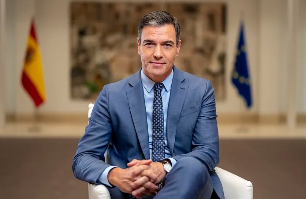 حرفيا هذا الشخص بطل العالم الحر هذه الليلة في زمن خنوع زعماء الدول الأوروبية لترامب.
وقال له بما معناه   " طز فيك وطز بفكرة أمريكا اولا ،وعليك احترام القانون الدولي واسبانيا قادرة على الصمود"