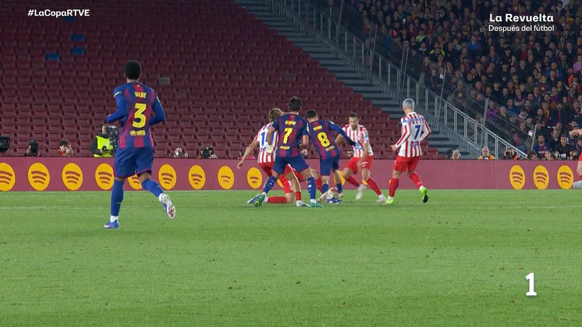 ArchivoVAR's tweet photo. ⁉️💥 ¿Es penalti la acción de Marc Pubill sobre Pedri?

✅ 𝗦𝗜.

👉🏻 El defensor del Atlético de Madrid, en su intento de llegar al balón, traba a Pedri dentro del área.

▪️ De Burgos Bengoetxea apreció la infracción en directo y el VAR confirmó la pena máxima. https://t.co/k3jMjk1pFz
