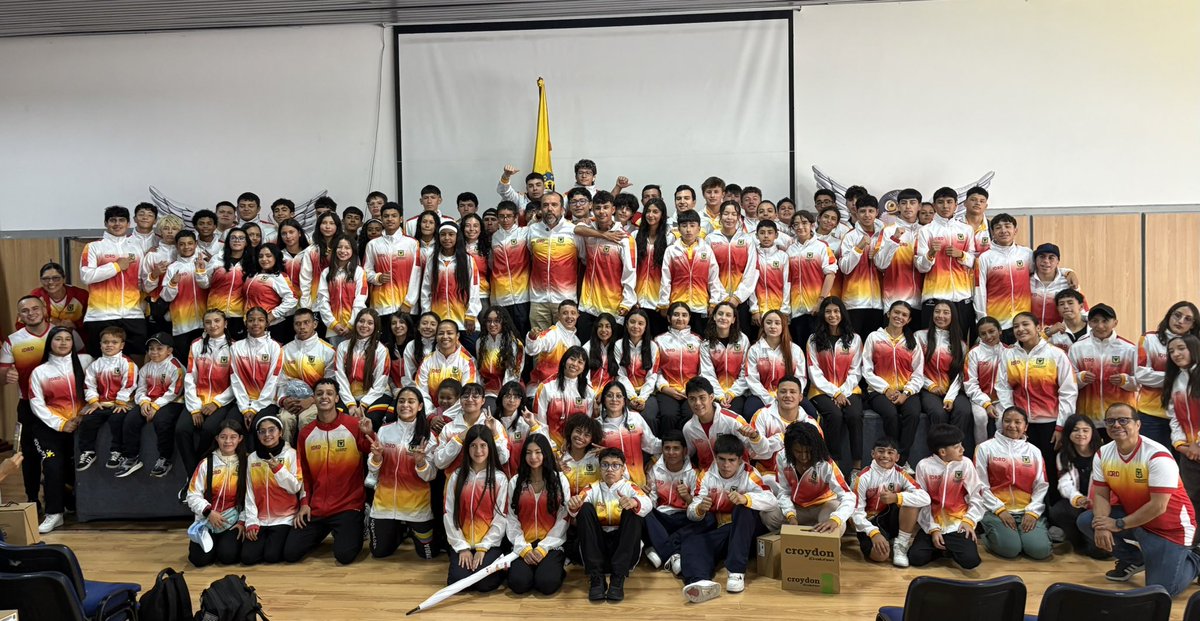 ¡Nueva entrega de uniformes a los atletas del Equipo Bogotá! Orgullosos de ti, querido Tobías. 🏊🏻‍♂️🥇
Felicitaciones a sus entrenadores Andrés Cuchimba, Elquin Rodríguez y Hernando Reyes.