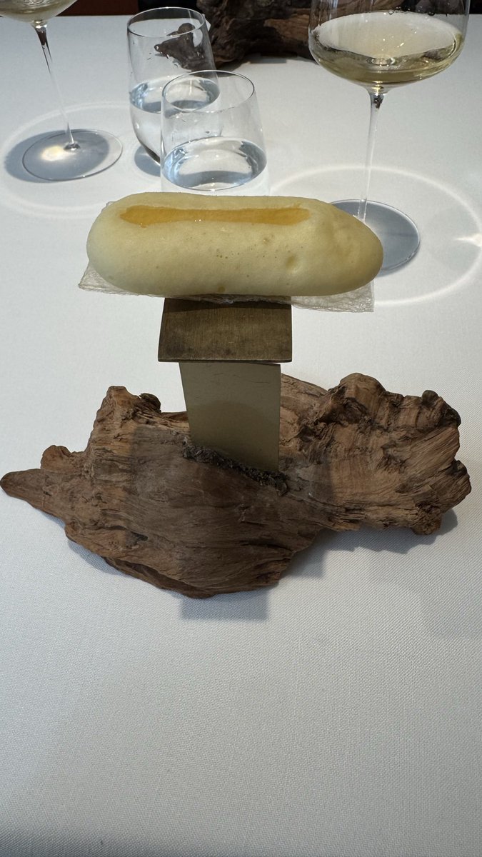raulcl7's tweet photo. @DisfrutarBCN -Cóctel de bienvenida clasicazo Lengua de gato helada de Fruta de la pasión ron y menta 
-Brotes, plato simple, pero de una sensibilidad altísima 
-Crema de verduras, emulando la paleta de un artista y haciendo un símil con la artesanía y la parte artística de la cocina, 🔝 https://t.co/oOBnJZHeIu
