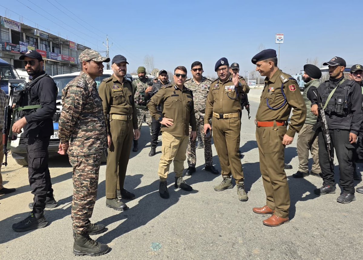GulistanNewsTV's tweet image. Deputy Inspector General Of Police North, Maqsood-ul-Zaman along with DIG CRPF North, visited several locations in Sopore, Bandipora and adjoining areas of Baramulla District to review law and order situation in the wake of middle east crisis.

#Baramulla #Sopore #Bandipora