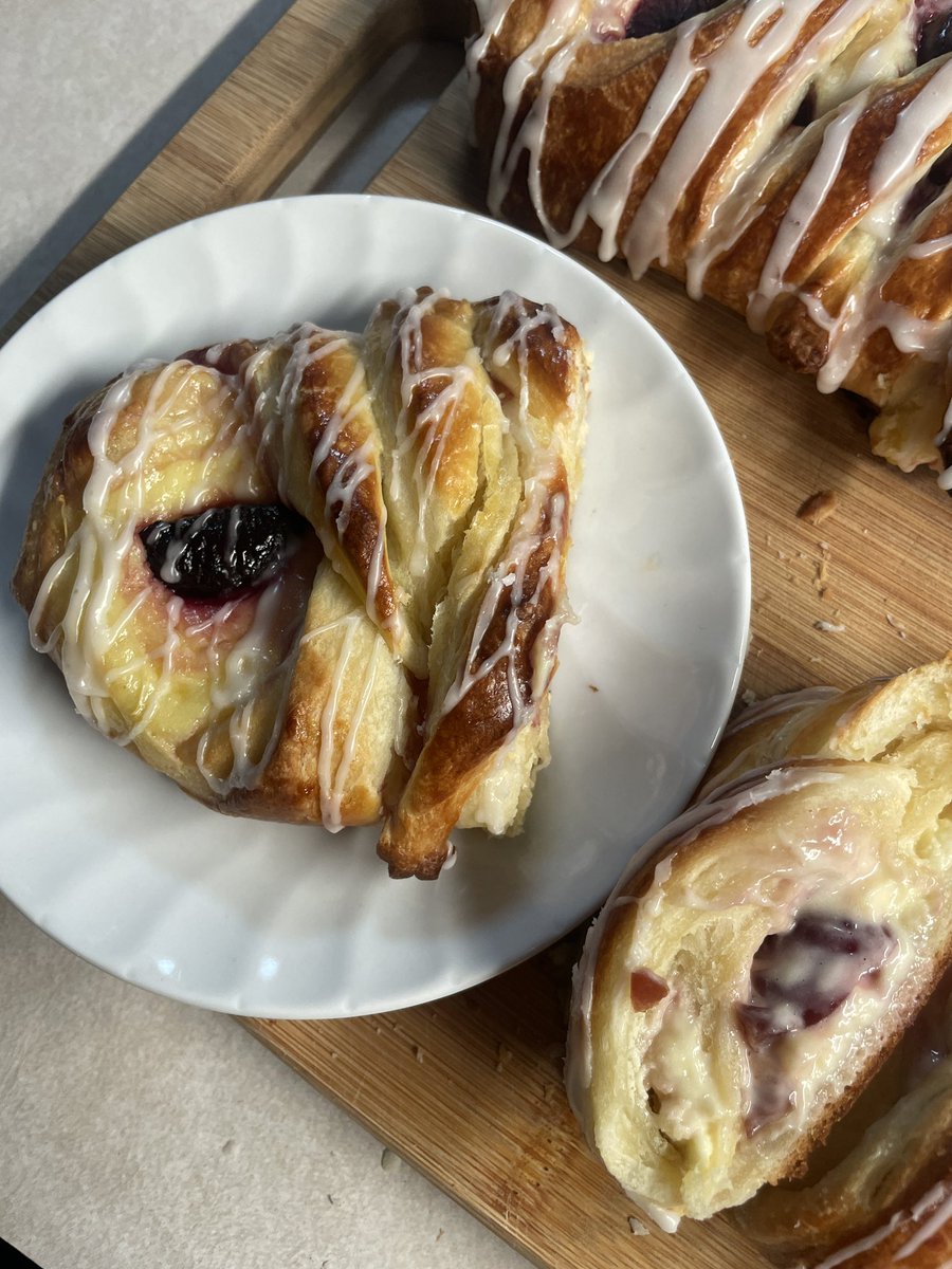 mulberrii's tweet photo. braided danish log, filled with cream cheese and dark cherries 🍒 https://t.co/8ENYq24gvj