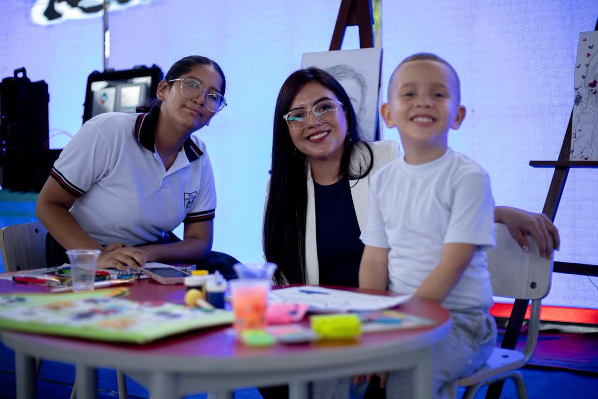🎨⚽️ [GUAYAQUIL] La ministra <a href="/GildaAlcivarOk/">Gilda Alcívar</a> inauguró el programa “Vacacional: Disfruta, Juega y Aprende”, un espacio que llenará de alegría y oportunidades a 22 mil estudiantes, junto al compromiso de 598 docentes que acompañarán cada paso de esta experiencia.

Este programa