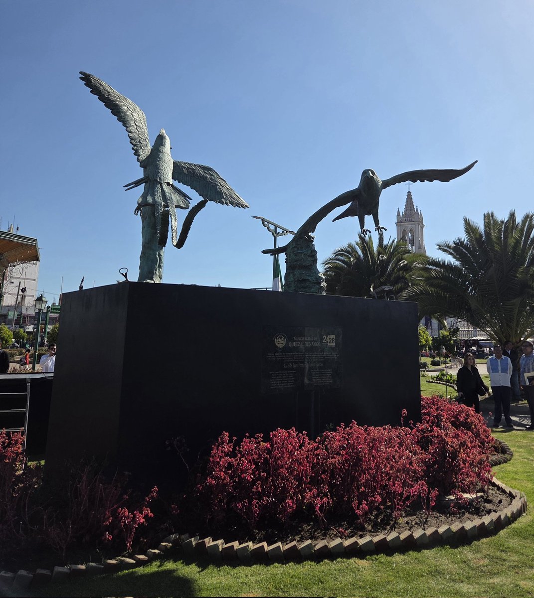 tatclouthier's tweet photo. Iniciamos hoy en el parque que une a México y Guatemala con la bella escultura representativa, y donde  reconocen a #Juárez. Luego dimos paso a la apertura de la Ventanilla de Bienestar en el consulado de Quetzaltenango, donde habrá atención en salud, educación y civismo. https://t.co/zJhU1QdX4r