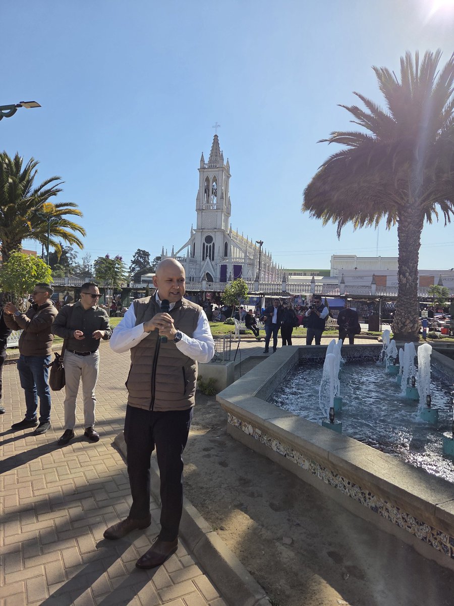 tatclouthier's tweet photo. Iniciamos hoy en el parque que une a México y Guatemala con la bella escultura representativa, y donde  reconocen a #Juárez. Luego dimos paso a la apertura de la Ventanilla de Bienestar en el consulado de Quetzaltenango, donde habrá atención en salud, educación y civismo. https://t.co/zJhU1QdX4r