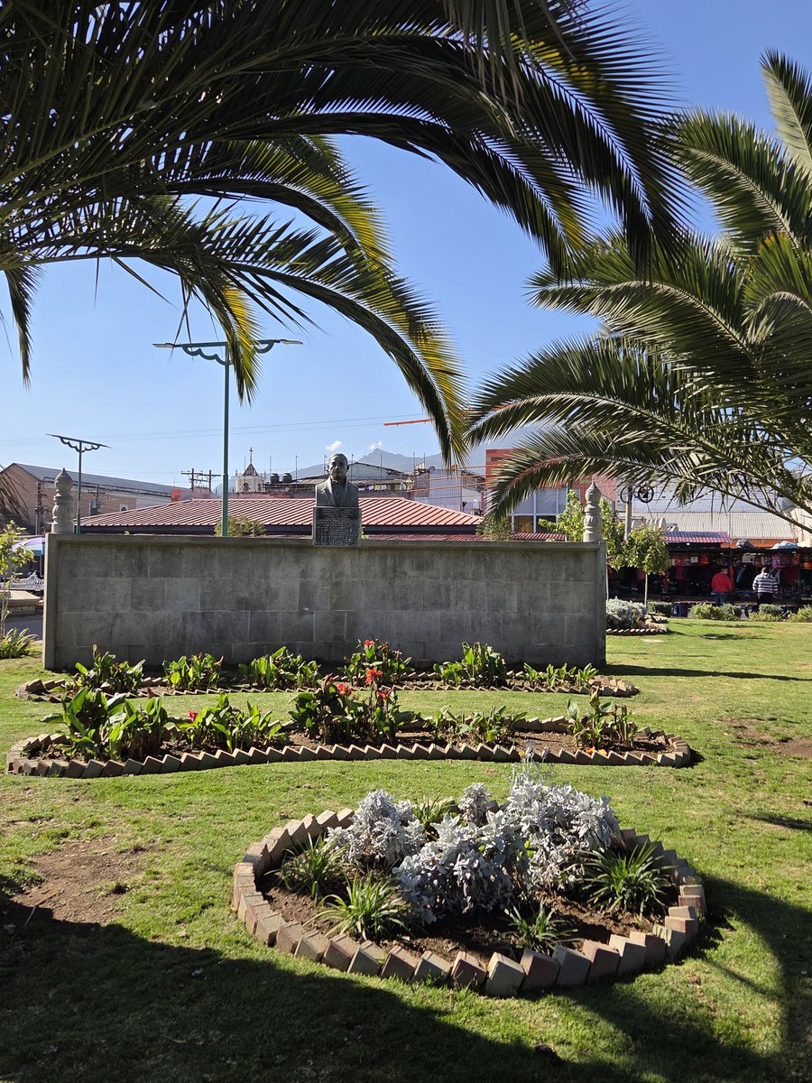 tatclouthier's tweet photo. Iniciamos hoy en el parque que une a México y Guatemala con la bella escultura representativa, y donde  reconocen a #Juárez. Luego dimos paso a la apertura de la Ventanilla de Bienestar en el consulado de Quetzaltenango, donde habrá atención en salud, educación y civismo. https://t.co/zJhU1QdX4r