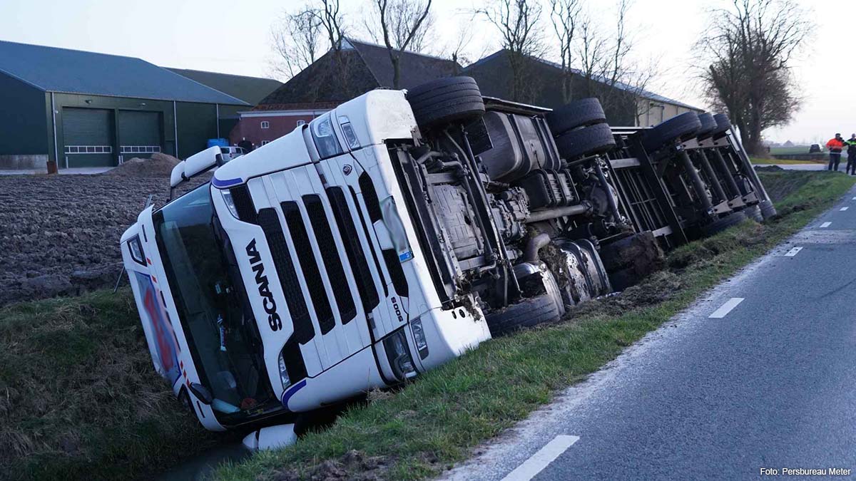 Vrachtwagen in de sloot bij Huizinge