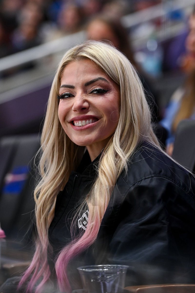 Alexa Bliss at the LA Kings hockey game last night! 📸