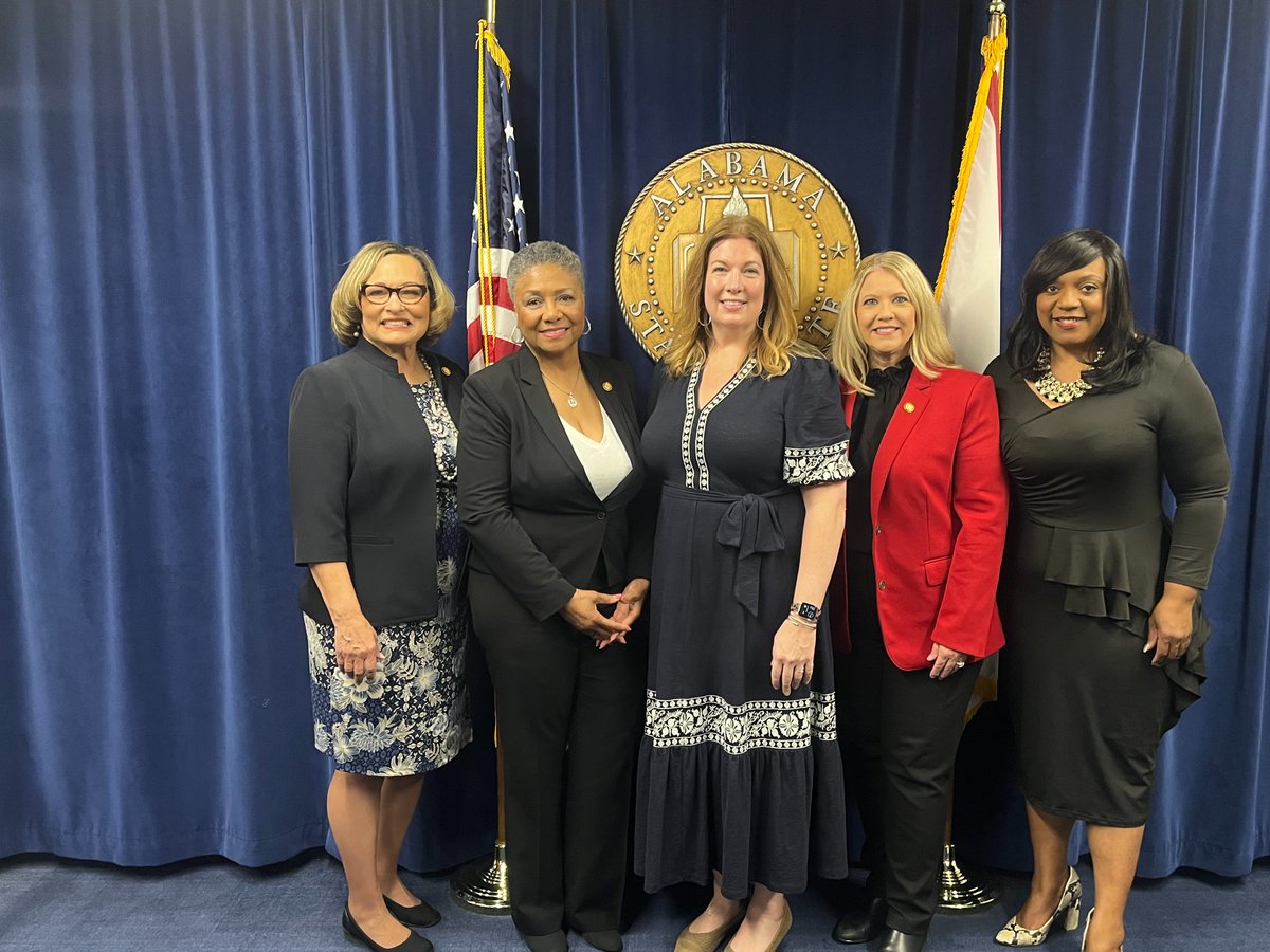 WomenInGovt's tweet photo. Only thing better than being in the southern sun in February is spending it with the one and only women legislators of #SweetHomeAlabama! It was a beautiful morning to spend with these inspiring leaders – next up is the The Sunflower State🌻 https://t.co/SlXhr9YC1l