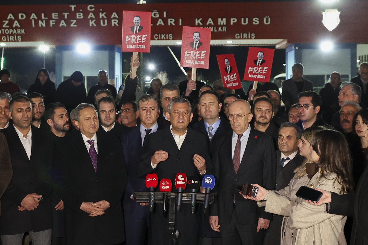 gorkemcyildirim's tweet photo. Genel Başkanımız @eczozgurozel’in, Bolu Belediye Başkanımız Tanju Özcan’ı Sincan Ceza İnfaz Kurumları Kampüsü’nde ziyaretinin ardından düzenlediği basın toplantısına ilçe örgütümüzle birlikte katıldık.

Bolu Belediye Başkanımızın tutuklanması, iktidarın sandıkta yenemediğini yargı eliyle baskı altına alma girişimidir. Bu hukuksuz anlayışa boyun eğmeyecek, halkın iradesini sonuna kadar savunacağız.