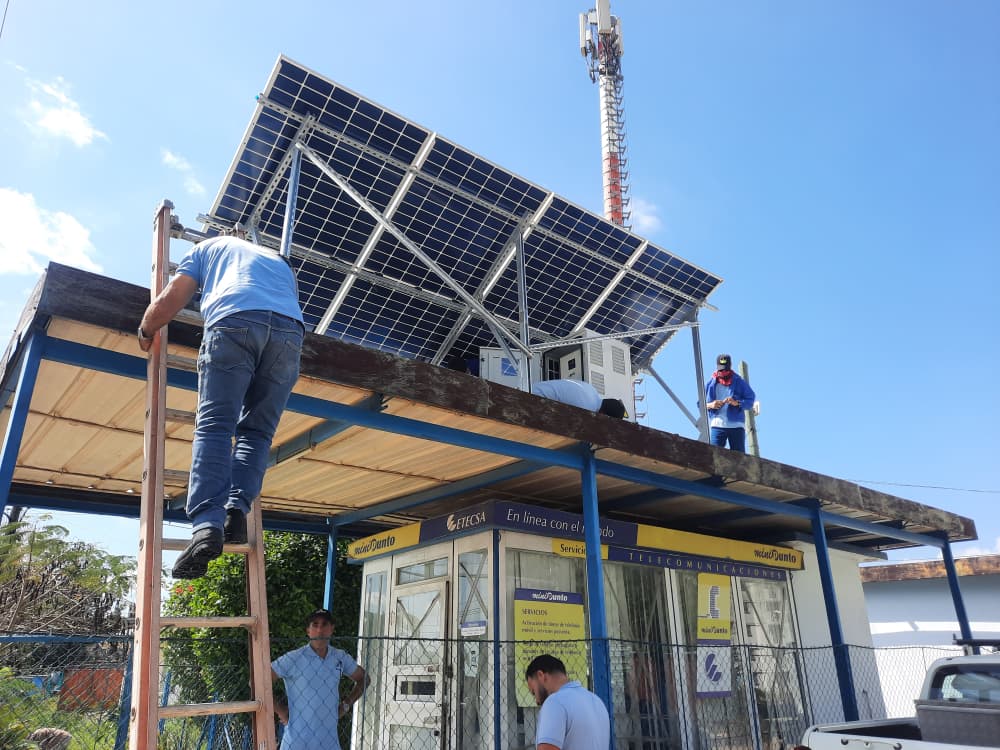 MaydelinRa's tweet photo. Laboran los trabajadores de #Etecsa_Mayabeque en la instalación de sistemas fotovoltaicos con el fin de garantizar a la población los servicios de telecomunicaciones ante el déficit de combustible para la generación eléctrica en el país.
#EtecsaConCuba https://t.co/IBSfDonBt6
