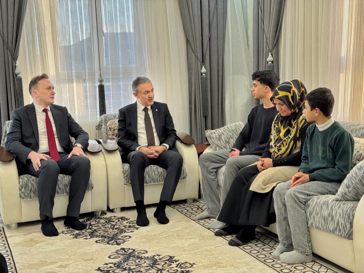 Mardin_Valiligi's tweet photo. 📌Yeşilli İlçemiz

Valimiz Sayın @tuncay_akkoyun ,
Yeşilli Kaymakamı Mehmet Sadık Kılıç, İl Jandarma Komutanı Tuğgeneral Tahsin Saruhan, İl Emniyet Müdürü Recep Tecimer, Yeşilli Belediye Başkanı Hayrettin Demir ve beraberindekiler, Yeşilli İlçemizde Meliha Bingül’ün hanesine ziyarette bulundular.

@iletisim 
@TC_icisleri