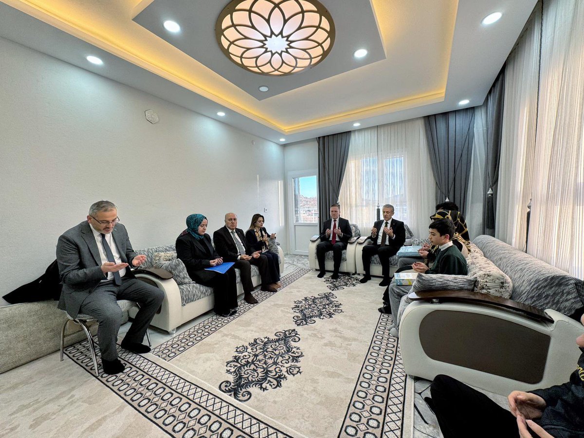 Mardin_Valiligi's tweet photo. 📌Yeşilli İlçemiz

Valimiz Sayın @tuncay_akkoyun ,
Yeşilli Kaymakamı Mehmet Sadık Kılıç, İl Jandarma Komutanı Tuğgeneral Tahsin Saruhan, İl Emniyet Müdürü Recep Tecimer, Yeşilli Belediye Başkanı Hayrettin Demir ve beraberindekiler, Yeşilli İlçemizde Meliha Bingül’ün hanesine ziyarette bulundular.

@iletisim 
@TC_icisleri