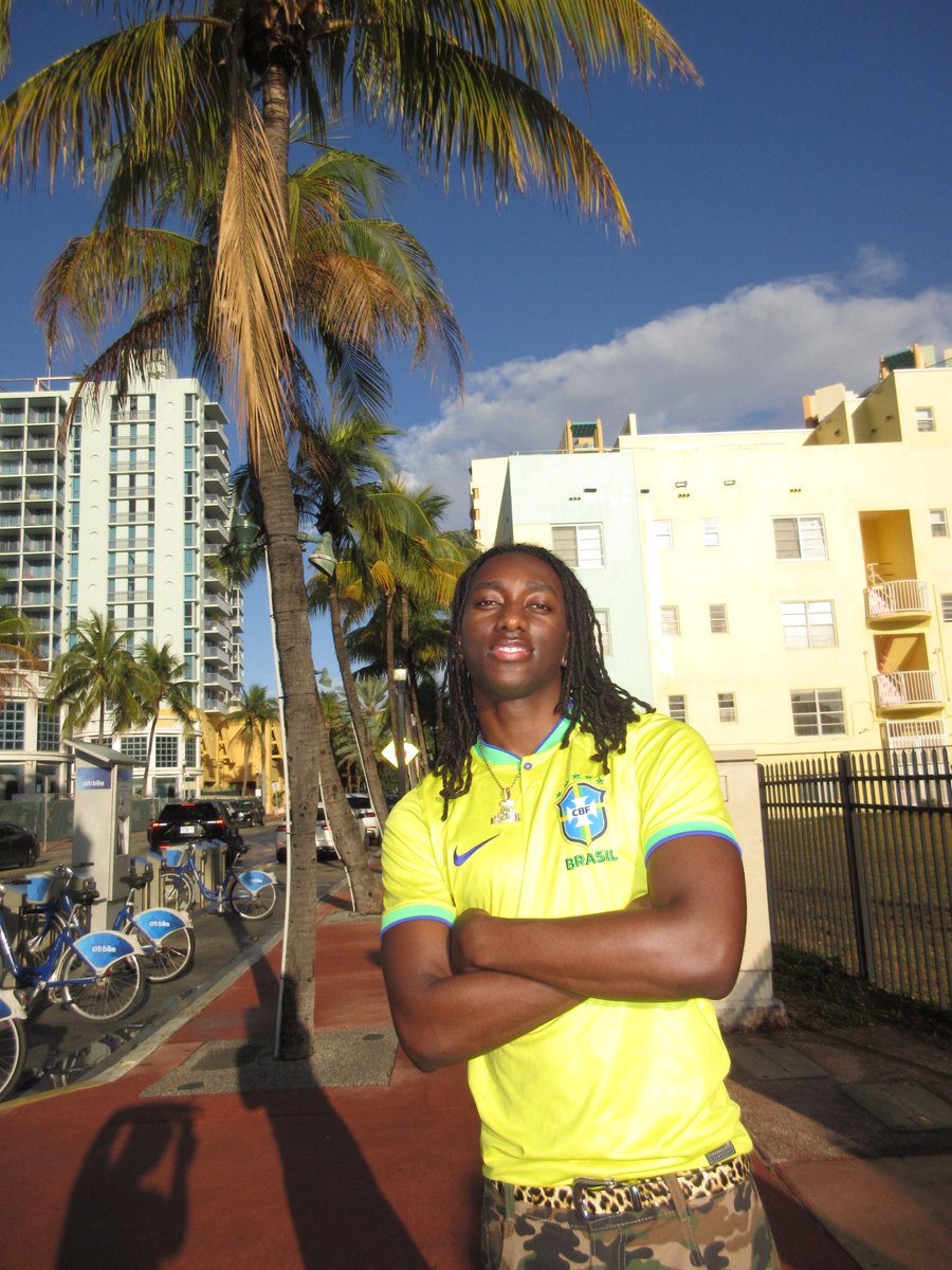 __aniceto__'s tweet photo. fico bonito em miami https://t.co/L8T2ORPy9t