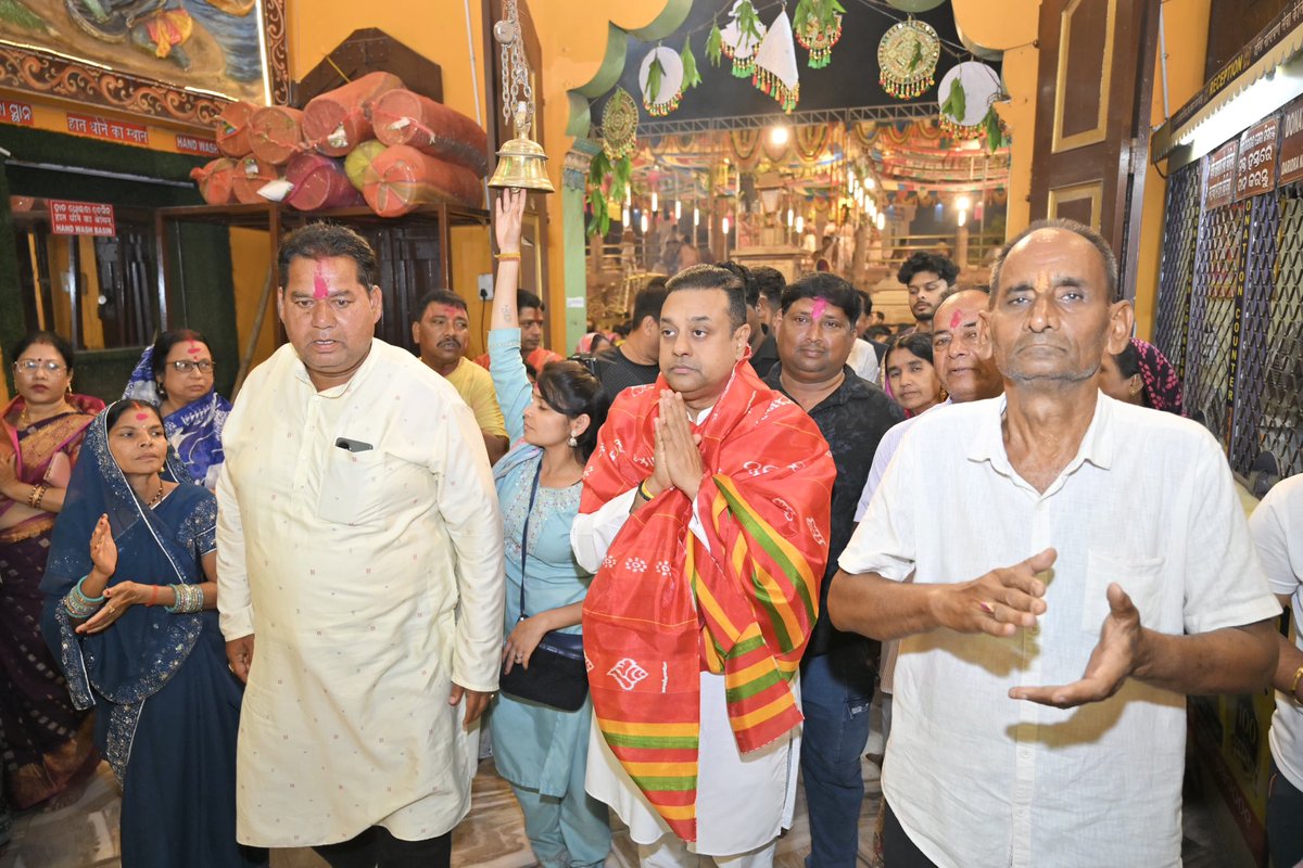 ॐ श्री सत्यनारायणाय नमः 🙏

आज दोल पुर्णिमा के पावन अवसर पर श्री सत्यनारायण भगवान के दर्शन का परम सौभाग्य मिला। भगवान सत्यनारायण से सभी के मंगल जीवन के लिए प्रार्थना करता हूँ।
