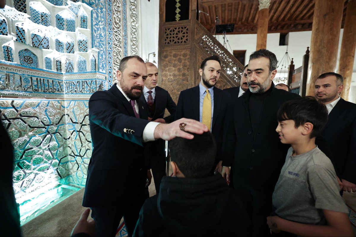 Tarihi Arslanhane Camii’nin manevi ikliminde, Ankaralı kardeşlerimizle Medine sofrasında buluşup iftarımızı yaptık.

​İnancı ve enerjisiyle geleceğimize ışık tutan bu pırıl pırıl gençlik olduğu müddetçe; Türkiye Yüzyılı’nın şafağı her daim aydınlıktır Allah’ın izniyle. 🤲🇹🇷