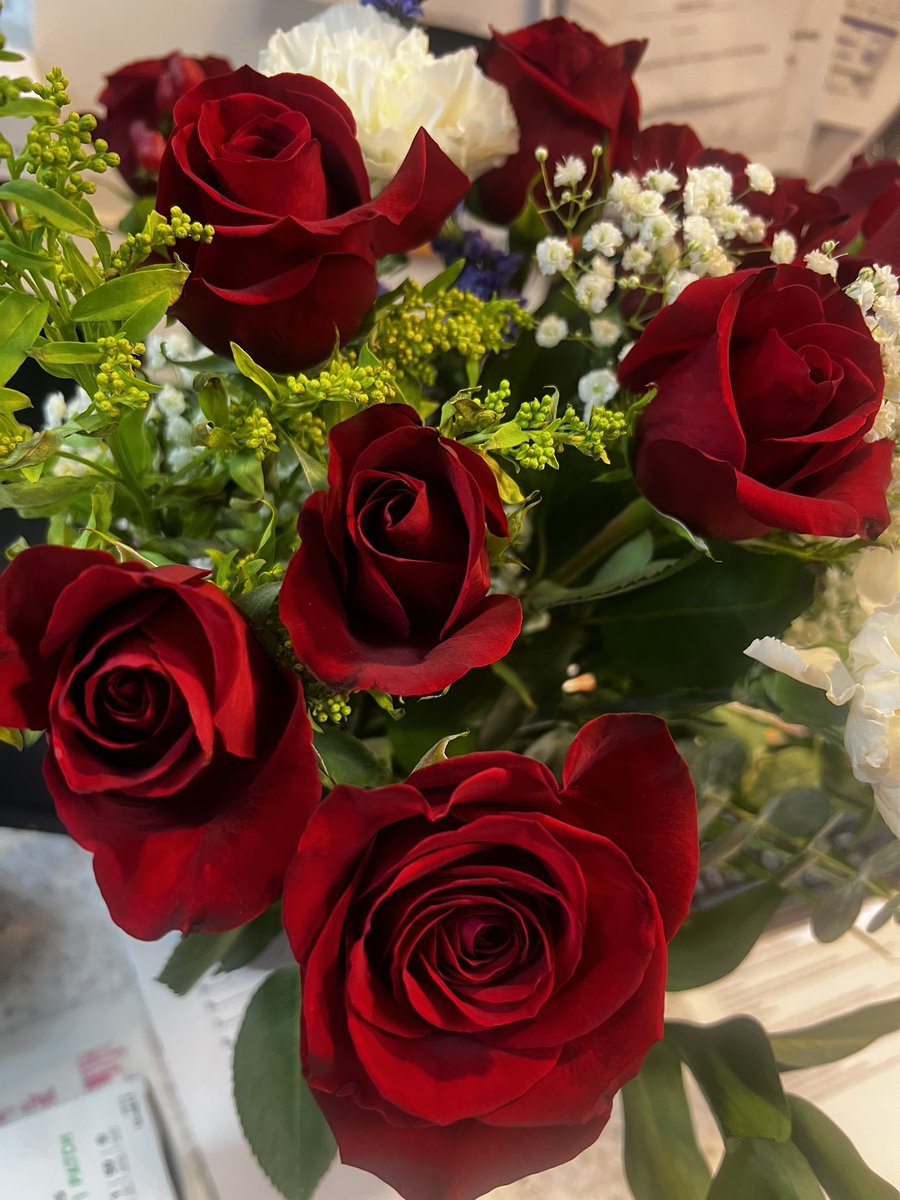 gretchen_burgos's tweet photo. I will always get my Roses 🌹 just because
#BlessedBeyondMyPower🦋
#roses
#BeautifulWoman
#helovesme
#helovesmenot https://t.co/hFkhiXtQtI