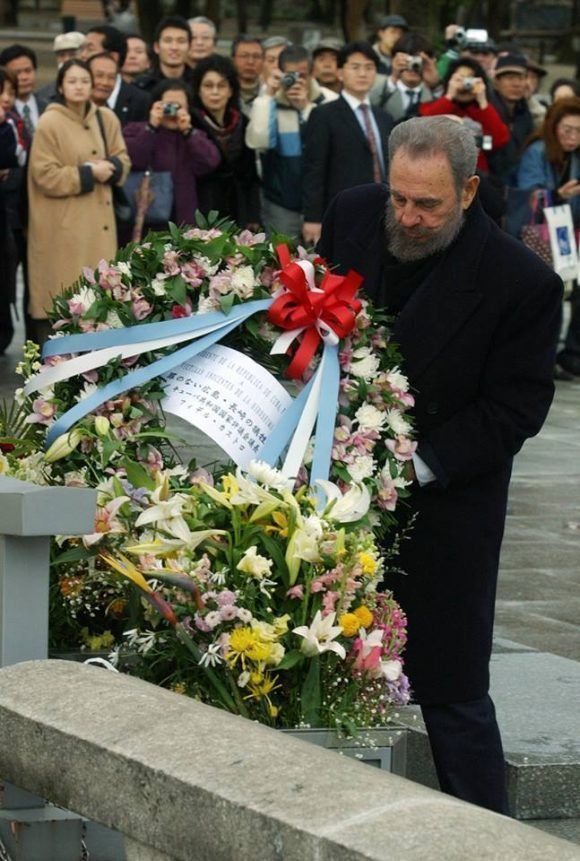 #Fidel durante su visita a la ciudad de Hiroshima, en Japón, deposita una ofrenda floral ante el monumento a las víctimas del bombardeo nuclear norteamericano ocurrido en agosto de 1945, el 3/3/2003
#LatiendoConFidel #CiegodeAvila
<a href="/JHGcasanova/">julio Heriberto Gómez Casanova</a> <a href="/AlfreMene37409/">Alfre Menendez</a> <a href="/DiazCanelB/">Miguel Díaz-Canel Bermúdez</a>
