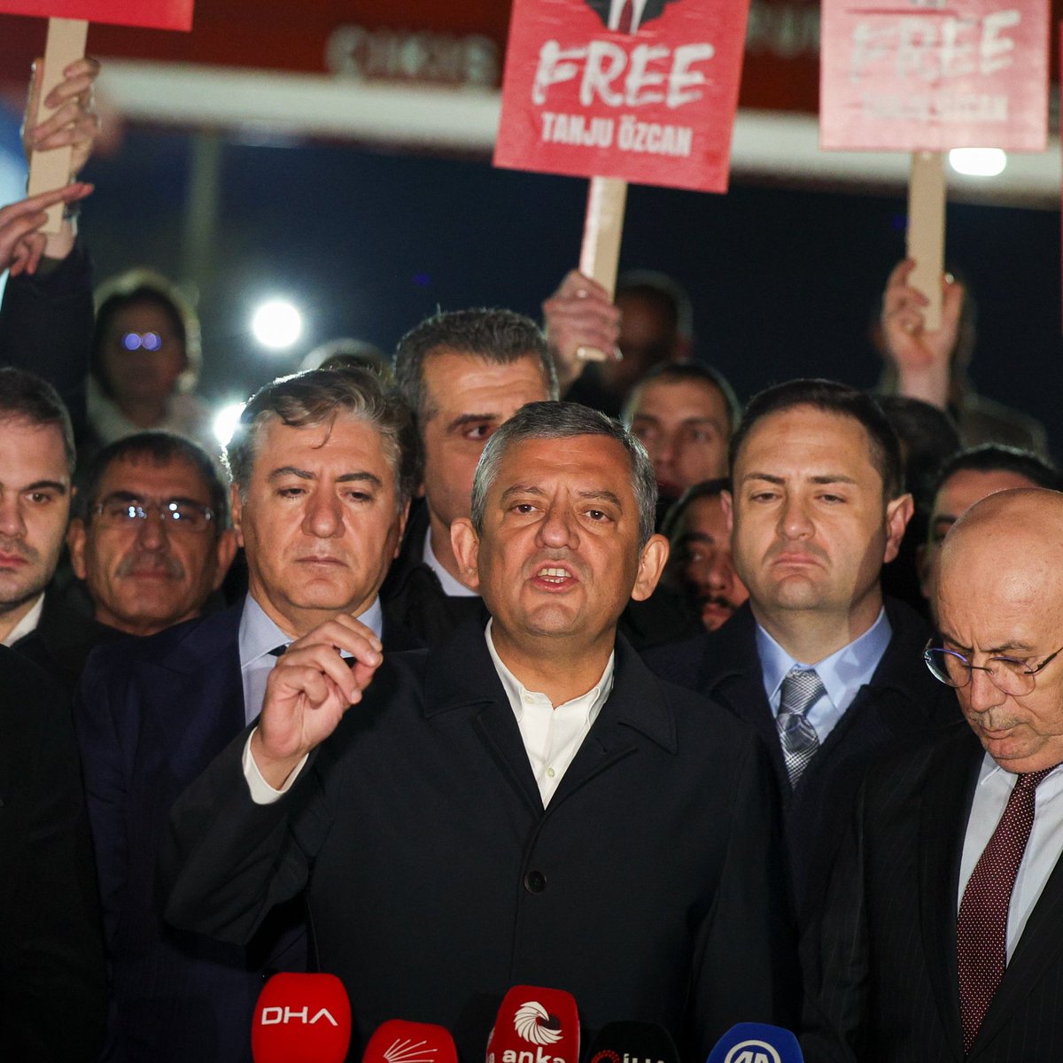 rradarhaber's tweet photo. Özgür Özel:

“Adam geliyor Bolu'ya 17 tane şube açıyor. Bolu'nun parasını kazanıyor, kaymağını yiyor, kârını ediyor; vergisini İstanbul'da veriyor. 'Kardeşim şu vakfa bir destek ver' deyince icbar yoluyla irtikap oluyor.

Tanju eğer bununla suçlanıyorsa ve Tanju bundan utanacaksa, bu soruyu soranlar utansın; ben Tanju'yla gurur duyuyorum!”