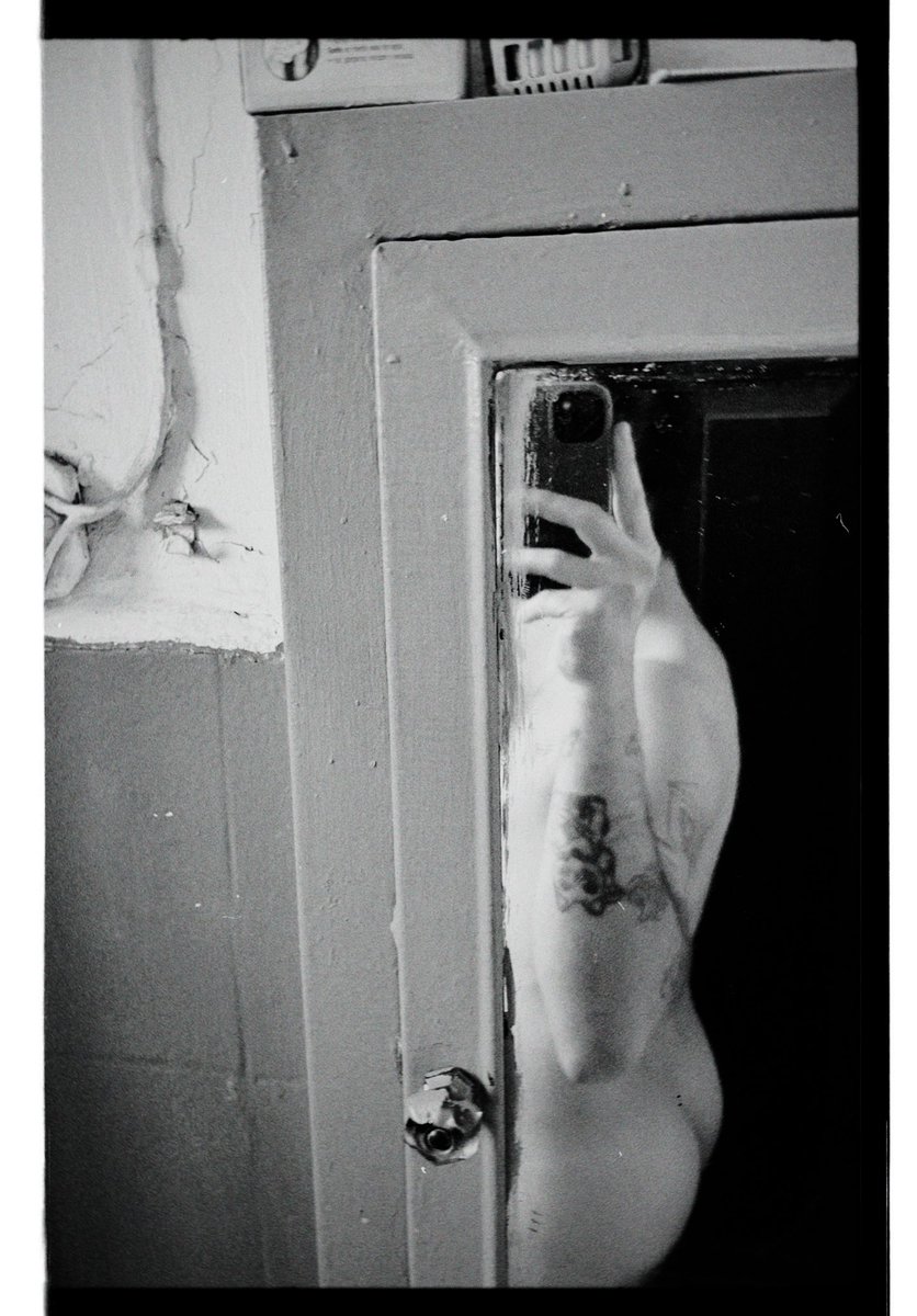 Me quedé bien traumado el otro día con la canción de meta angel de fka. Qué bella es, a lo mejor hago un tik tok con mis piensos para mis dos followers. 

Una fotito de mi culo para que me den like.