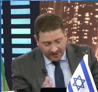 Che <a href="/JonatanViale/">Jonatan Viale</a> no deberias estar en Israel tanto q pones banderitas o será que sos un cagon y solo pones banderas y escribis por twitter y nada más COBARDE.
Valiente en n estudio de televisión cagon en la vida real.