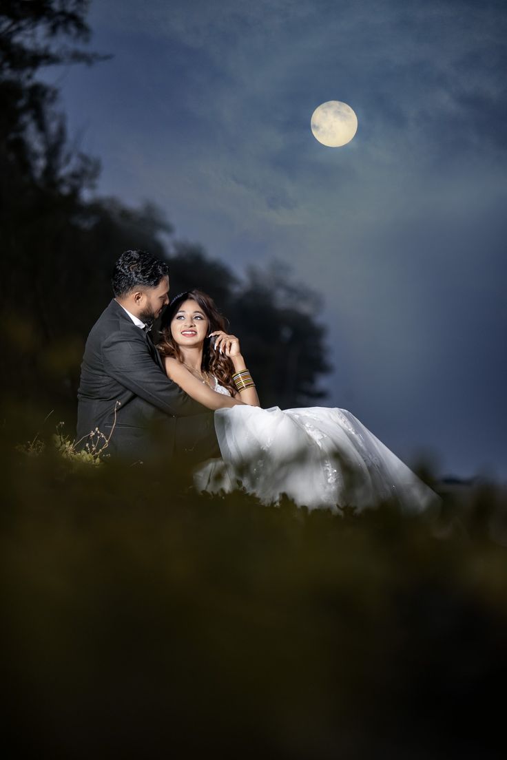 باوجود اس کے کہ ہم کبھی نہیں ملے،
پھر بھی یوں لگتا ہے جیسے ایک دن
ہم ملے بغیر ہی جدا ہو جائیں گے،
دور آسمانوں میں بس جائیں گے،
اور صرف ایک یاد بن کر رہ جائیں گے۔
ضمر 
#اردو_زبان