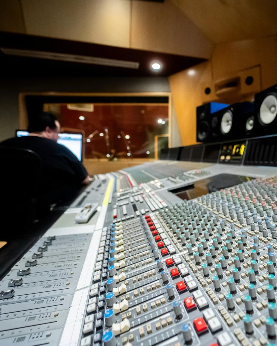 OfficialKBRG's tweet image. 🎼 Don’t just sign a deal—build a future. KB Recording Group is where artists grow, thrive, and own their legacy. Click the link below to get started! linktr.ee/KB.Recording.G… #BuildYourLegacy #ArtistsFirst #KBRecordingGroup