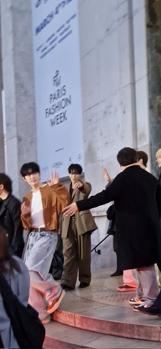 jangdaehyeonie's tweet photo. JUNSEO'S REACTION WHEN HE SAW THE "RUi ♡ WEi" SIGN (even worst quality) 
OUR FOREVER MAKNAE 

JUNSEO SHINE AT PFW 2026
#JUNSEOxBONBOM
#JUNSEOxRE_RHEE
#GeniusFaceJunseoAtPFW https://t.co/oXLug2GxDE