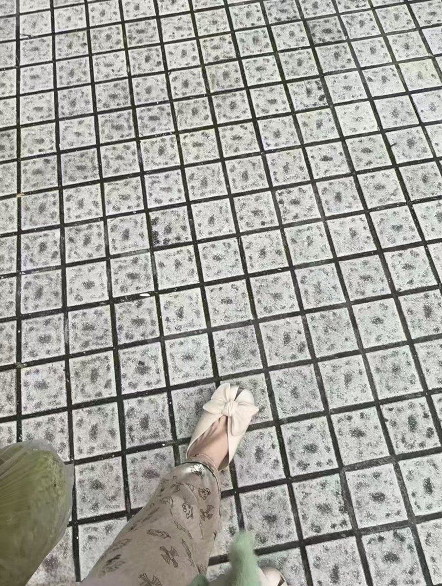 ChangeableWitch's tweet photo. 几块钱的拖鞋穿的津津乐道
#足控福利 #脚模 #玉足 https://t.co/cvSq2IW5YO