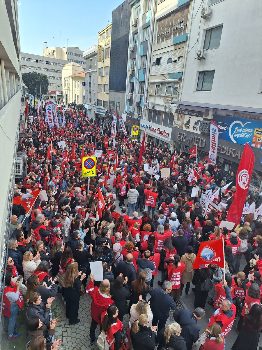 Bugün 3 Mart’ta İzmir İl Milli Eğitim Müdürlüğü önündeydik. Öldürülen Fatma Nur öğretmen için, çocuklarımızı tarikat, cemaat karanlığına teslim etmemek için bir aradaydık.

Laik, aydınlık bir ülkeyi birlikte kuracağız!