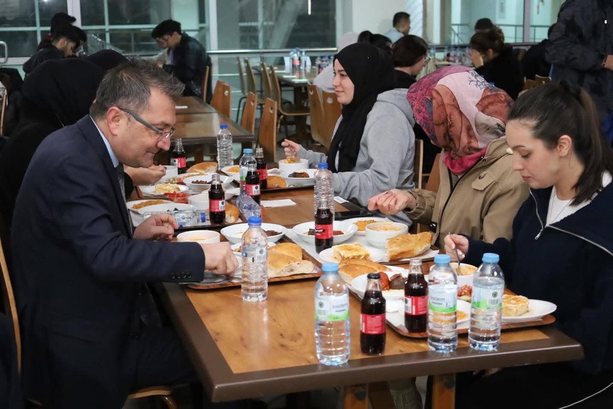 GSB_KarapinarGM's tweet photo. Sultan Veled Yurdu’nda, ilçe protokolümüzle birlikte gençlerimizle aynı iftar sofrasında buluştuk.

Karapınar Gençlik Merkezi Türk Tasavvuf Musikisi Korosu ve semazen grubunun da sahne aldığı programda Ramazan’ın manevi iklimini hep birlikte yaşadık. https://t.co/yMR8cb0Tbg