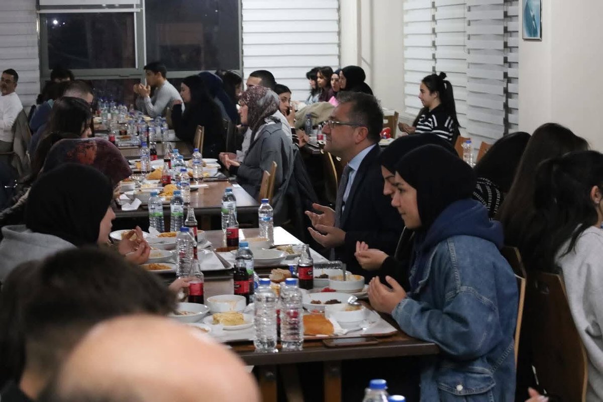 GSB_KarapinarGM's tweet photo. Sultan Veled Yurdu’nda, ilçe protokolümüzle birlikte gençlerimizle aynı iftar sofrasında buluştuk.

Karapınar Gençlik Merkezi Türk Tasavvuf Musikisi Korosu ve semazen grubunun da sahne aldığı programda Ramazan’ın manevi iklimini hep birlikte yaşadık. https://t.co/yMR8cb0Tbg