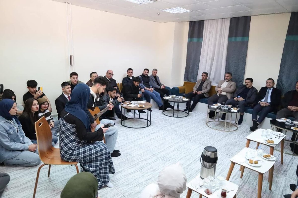 GSB_KarapinarGM's tweet photo. Sultan Veled Yurdu’nda, ilçe protokolümüzle birlikte gençlerimizle aynı iftar sofrasında buluştuk.

Karapınar Gençlik Merkezi Türk Tasavvuf Musikisi Korosu ve semazen grubunun da sahne aldığı programda Ramazan’ın manevi iklimini hep birlikte yaşadık. https://t.co/yMR8cb0Tbg